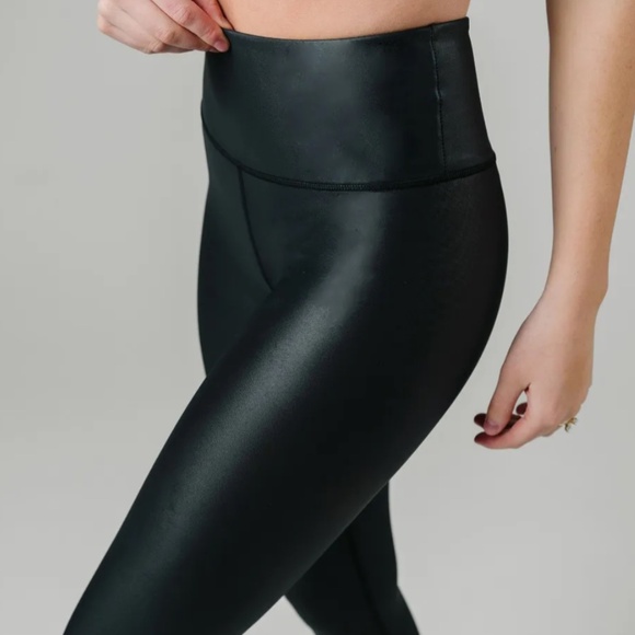 Zyia Black Metallic Light n Tight Hi-rise 7/8 24" - Picture 1 of 2